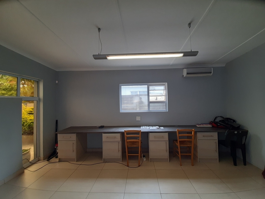 To Let Commercial Property for Rent in Beacon Bay Eastern Cape